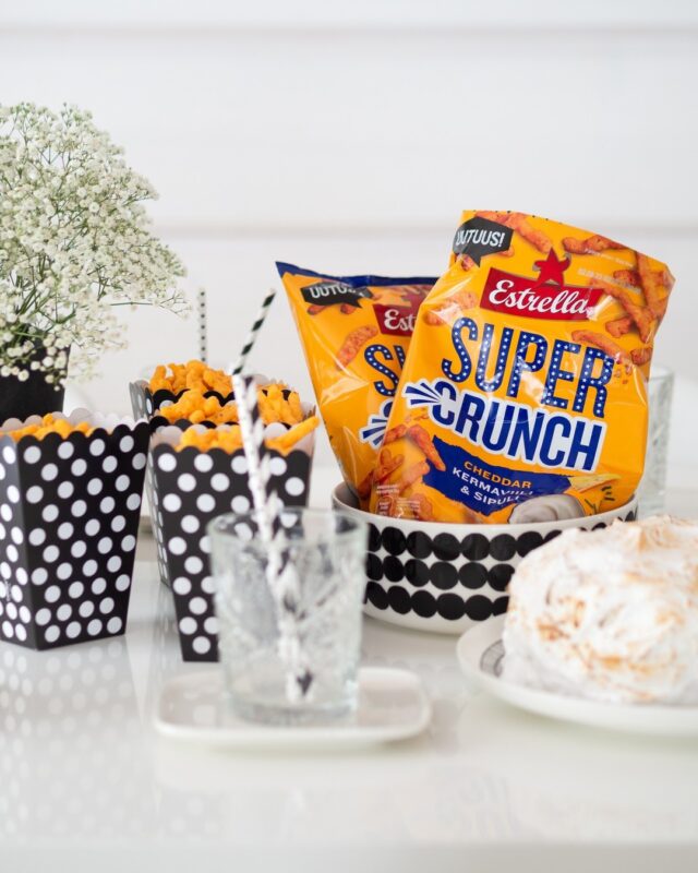 Super Crunch –juustonaksut sopivat täydellisesti niin juhlaan kuin arkeen. 💛 

Kuuluuko Estrellan herkut myös sun valmistujaispöytään? 

#estrellasuomi #ilontähden #valmistujaisherkut #sipsit