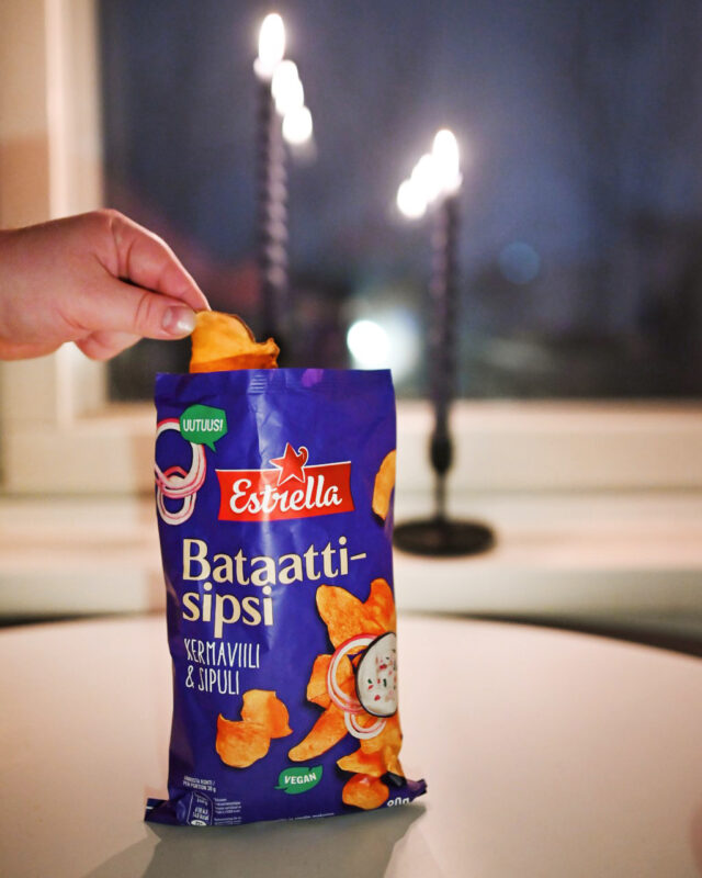 Onnea rakas Suomi! 🇫🇮✨ 
 
Tämä upea ilmestys saapuu itsenäisyyspäivän vastaanotolle näyttävässä sini-oranssissa puvussa. 
 
Katsotaanko teillä tänään linnanjuhlia? 👇 

#estrellasuomi #ilontähden #bataattisipsi #itsenäisyyspäivä #sipsi