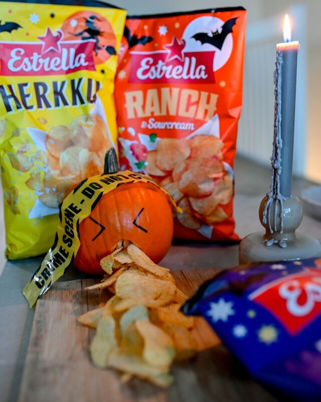 Juhlitaanko teillä tänä viikonloppuna halloweenia? Kuvassa karmaiseva tarjoiluehdotuksemme juhlien herkkupöytään! 👻🕯️ 
 
#estrellasuomi #ilontähden #herkuttelu #sipsit #snacksit #juhlat #halloween