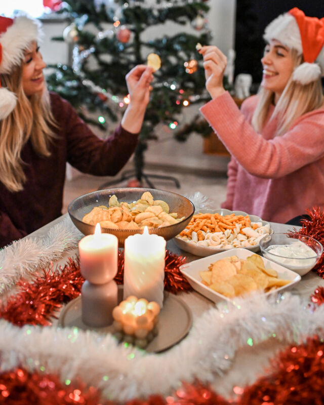 Onnistuneiden pikkujoulujen salaisuus: ystävät ja yhteiset herkut! Pistäkää pystyyn sipsibuffet, josta löytyy jokaisen suosikkisipsit, niin pikkujoulutunnelma on taattu. 🤩🎄 

#estrellasuomi #ilontähden #herkuttelu #sipsit #snacksit #joulu #pikkujoulut